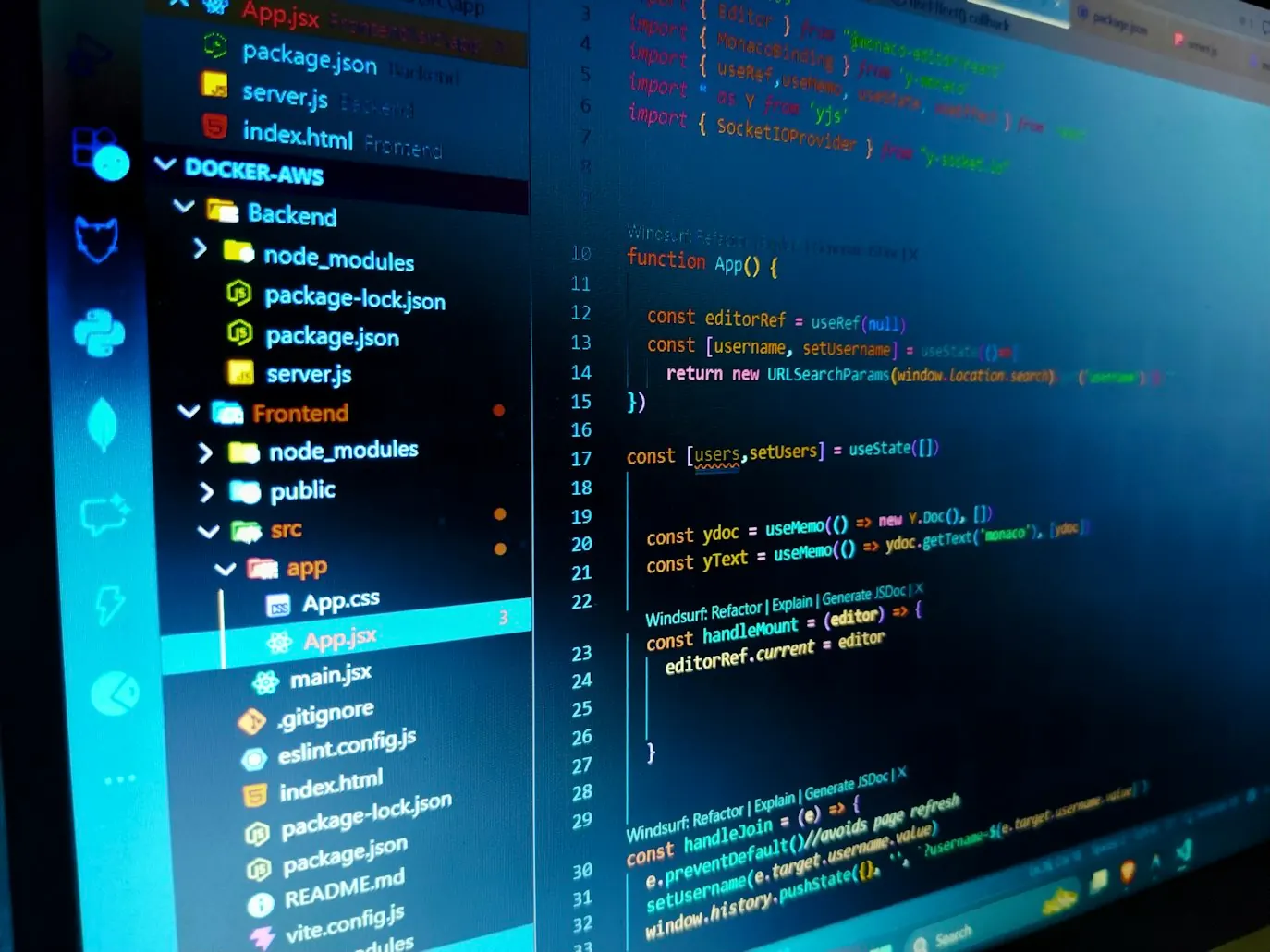 Editor de código con el frontend y el backend de un sistema hecho a medida