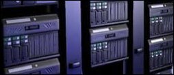 Pasillo de racks en un centro de datos
