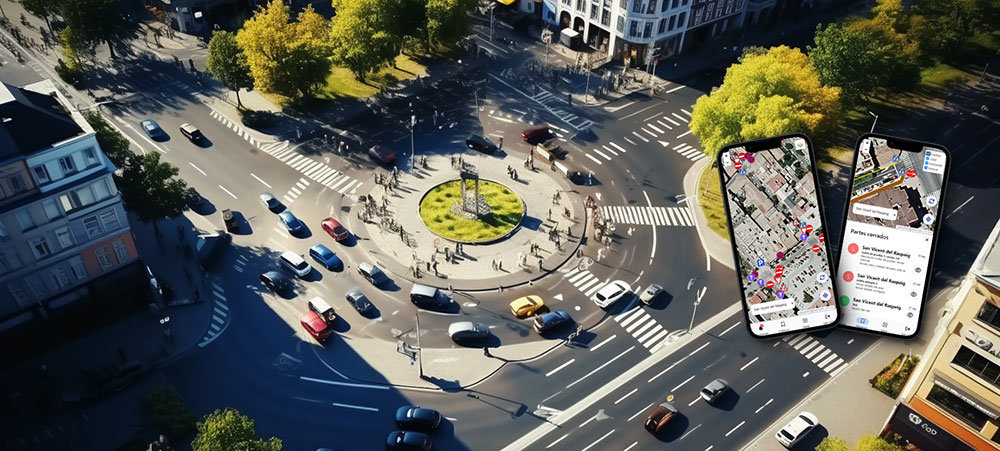 Rotonda urbana vista desde el aire, con tráfico y peatones, junto a dos móviles que muestran la aplicación de movilidad