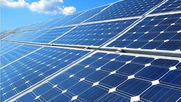 Paneles fotovoltaicos de una planta solar bajo cielo despejado